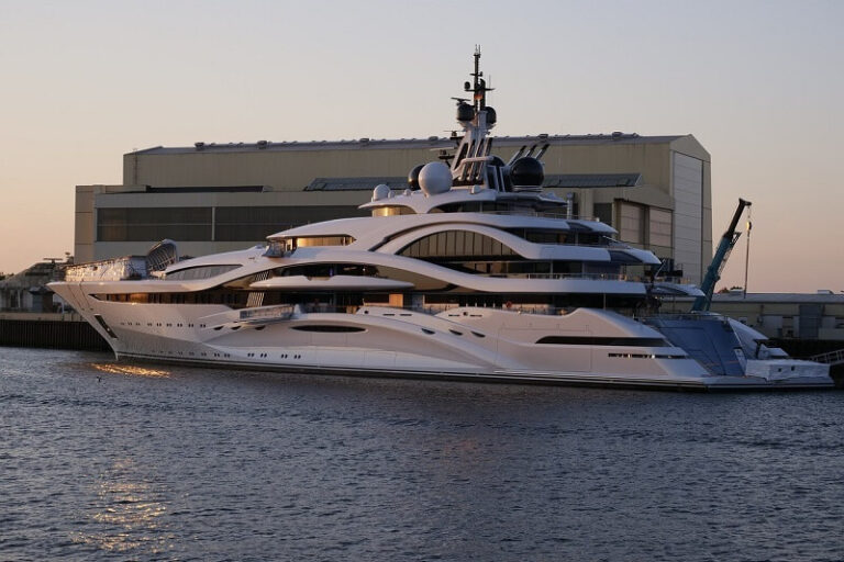 como alquilar un yate de lujo